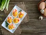 Devil eggs o "huevos endiablados", un aperitivo consistente en huevos rellenos con un toque picante típico de Estados Unidos.