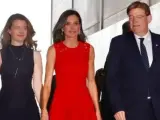 La reina, con su nueva secretaria y el expresidente valenciano, Ximo Puig, en 2019, cuando se conocieron.