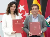 La presidenta de la Comunidad de Madrid, Isabel Díaz Ayuso y el alcalde de Madrid, José Luis Martínez-Almeida, posan tras la firma de un convenio de colaboración, en la Real Casa de Correos, a 5 de abril de 2024, en Madrid.
