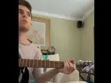 Momento en el que un joven graba el terremoto mientras practica con la guitarra