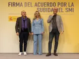 Pepe Álvarez (UGT), la vicepresidenta segunda, Yolanda Díaz y Unai Sordo (CCOO) posan tras rubricar la subida del SMI, el último acuerdo salido del diálogo social