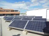 Placas solares fotovoltaicas instaladas en un edificio de la provincia de Valencia.