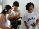 Tres niños durante un taller de cine.