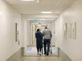 Un sanitario acompaña a un residente.