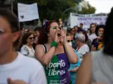 Una mujer protesta en la manifestaci&oacute;n por el D&iacute;a de Acci&oacute;n Global por la despenalizaci&oacute;n del aborto, a 28 de septiembre de 2023, en Madrid (Espa&ntilde;a).