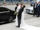 El alcalde de Madrid, José Luis Martínez Almeida, y su esposa, Teresa Urquijo, se besan a su salida de la iglesia de San Francisco de Borja de Madrid tras contraer matrimonio este sábado en Madrid.