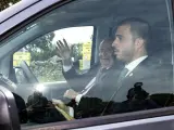 El rey emérito Juan Carlos I (i) saluda a su llegada a la finca 'El Canto de la Cruz' de Colmenar Viejo, en Madrid, donde se ha celebrado el almuerzo posterior a la boda del alcalde de Madrid, José Luis Martínez-Almeida, y Teresa Urquijo.