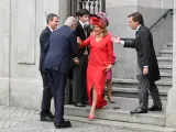 El rey emérito, Don Juan Carlos de Borbón, saluda a la hermana del novio y madrina, Casilda Martínez-Almeida, a su llegada a la parroquia de San Francisco de Borja.