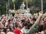 Asistentes al concierto de la Fiesta de la Resurrección, celebrado este sábado en la plaza de Cibeles, en Madrid.