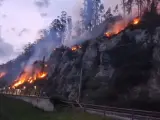 Imagen de uno de los incendios de Cantabria que afecta a una vía férrea.