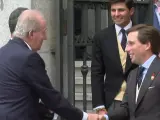 Juan Carlos I y Almeida se dan la mano a la llegada del rey em&eacute;rito a la boda del alcalde de Madrid.