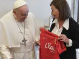 La presidenta del Congreso, Francina Armengol, entrega una camiseta del Mallorca al papa Francisco en una audiencia en el Vaticano.
