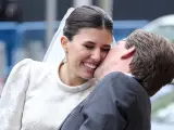 El alcalde de Madrid, José Luis Martínez-Almeida, besa a su mujer, Teresa Urquijo, al salir de su boda.