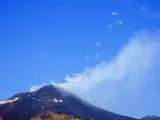 El volcán italiano Etna, el más activo del continente europeo, expulsó este viernes a la atmósfera numerosos anillos de humo.