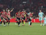 Los jugadores del Athletic celebran tras ganar la final de la Copa del Rey.