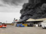 Columna de humo tras el incendio en la fábrica de electrodomésticos.
