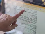 Una persona hace la declaración de la renta en un ordenador.