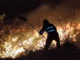 Un bombero lucha contra el fuego en uno de los incendios de este fin de semana en Cantabria.