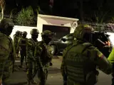 Integrantes de un cuerpo élite de la Policía ecuatoriana irrumpen en la Embajada de México.