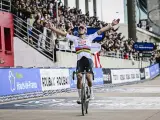 Mathieu van der Poel reina en la París-Roubaix