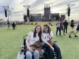 Carolina y Nuria, veinte años después después de conocerse en el programa de voluntariado, en un concierto