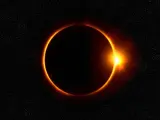 Un eclipse es un evento astronómico donde un astro se interpone entre otro y la fuente de luz, creando una sombra que oscurece temporalmente al objeto detrás.