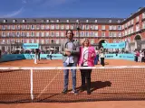 El director del Mutua Madrid Open de Tenis, Feliciano L&oacute;pez junto a la vicealcaldesa de Madrid, Inma Sanz, en la pista ubicada en la Plaza Mayor.