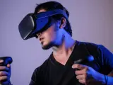 Un hombre con unas gafas de realidad virtual.