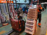 Una trabajador desplaza una carretilla con cajas en Mercabilbao