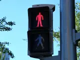 Un semáforo en rojo que indica la prohibición del paso de los peatones.