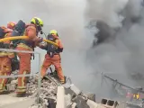Efectivos de bomberos trabajaron durante toda la tarde de este domingo en la extinción de un incendio en la fábrica de electrodomésticos Cecotec, ubicada en la localidad valenciana de Sollana.