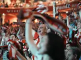 Aficionados del Athletic celebran en San Mamés la victoria de su equipo en la final de Copa del Rey,