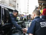 El actor Jonathan Majors estrecha la mano de los agentes de policía judicial tras abandonar el Tribunal Penal después de su sentencia el lunes 8 de abril de 2024 en Nueva York.