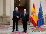 El ministro de Asuntos Exteriores, Jos&eacute; Manuel Albares, saluda al presidente de Canarias, Fernando Clavijo.