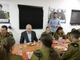El primer ministro israelí, Benjamín Netanyahu, reunido con nuevos reclutas