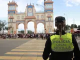Imagen de archivo un policía local velando por la seguridad de la Feria de Abril