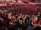 Miles de aficionados celebran en San Mamés la victoria del Athletic en la final de Copa del Rey.