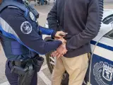 Una agente de la Policía Municipal de Madrid durante una detención en una imagen de recurso.
