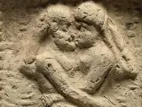 Esta tablilla babilónica de arcilla, datada en el año 1.800 antes de nuestra era, muestra a una pareja desnuda, entrelazada y besándose en la boca.