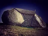 Construida entre dos rocas gigantes, se rumorea que la 'Casa da Pedra' está basada en la estética de la serie 'Los Picapiedra'. Sin embargo, son pocos los datos concretos que se tienen de este sorprendente edificio.