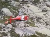 El helicóptero del 112, de costado en el pico de La Maliciosa, en la sierra de Guadarrama.