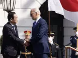 El presidente estadounidense Joe Biden, saluda al primer ministro japonés, Fumio Kishida, durante la ceremonia oficial de bienvenida celebrada en la Casa Blanca.