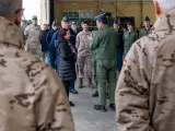 La ministra de Defensa, Margarita Robles conversa con militares durante una visita a la Base A&eacute;rea de Mor&oacute;n, Sevilla.