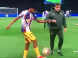 Lamine Yamal hace malabares con el balón antes del PSG - Barça.