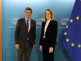 Maz&oacute;n junto a la presidenta del Parlamento Europeo, Roberta Metsola.