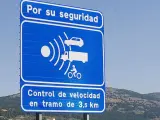 Imagen de archivo de un cartel que avisa un radar de tramo en una autovía.
