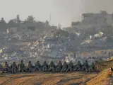 Soldados israelíes frente a la frontera con la Franja de Gaza.