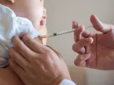 Un bebé recibe una dosis de una vacuna.