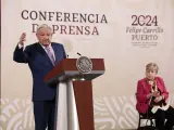 El presidente de México, Andrés Manuel López Obrador, acompañado de la secretaria de Exteriores, Alicia Bárcena.