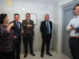 El alcalde, junto a los técnicos y vecinos, mostrando el primero de los ascensores instalados.